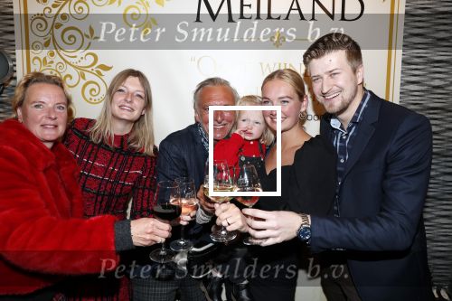 Noordwijk 13 decemnber 2019
Martien Meiland, moeder Erica, dochter Maxime, kleindochter Claire en dochter Montana tijdens de presentatie van de nieuwe wijncollectie van de familie Meiland. De bekende tv-familie brengt drie wijnen uit, onder de naam La Famille Meiland