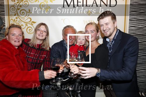 Noordwijk 13 decemnber 2019
Martien Meiland, moeder Erica, dochter Maxime, kleindochter Claire en dochter Montana tijdens de presentatie van de nieuwe wijncollectie van de familie Meiland. De bekende tv-familie brengt drie wijnen uit, onder de naam La Famille Meiland