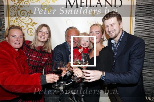 Noordwijk 13 decemnber 2019
Martien Meiland, moeder Erica, dochter Maxime, kleindochter Claire en dochter Montana tijdens de presentatie van de nieuwe wijncollectie van de familie Meiland. De bekende tv-familie brengt drie wijnen uit, onder de naam La Famille Meiland