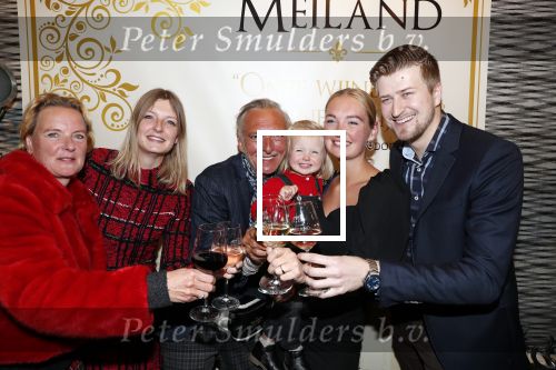 Noordwijk 13 decemnber 2019
Martien Meiland, moeder Erica, dochter Maxime, kleindochter Claire en dochter Montana tijdens de presentatie van de nieuwe wijncollectie van de familie Meiland. De bekende tv-familie brengt drie wijnen uit, onder de naam La Famille Meiland