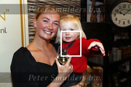 Noordwijk 13 decemnber 2019
Martien Meiland, moeder Erica, dochter Maxime, kleindochter Claire en dochter Montana tijdens de presentatie van de nieuwe wijncollectie van de familie Meiland. De bekende tv-familie brengt drie wijnen uit, onder de naam La Famille Meiland