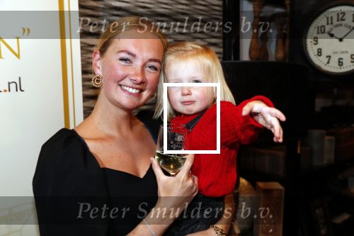 Noordwijk 13 decemnber 2019
Martien Meiland, moeder Erica, dochter Maxime, kleindochter Claire en dochter Montana tijdens de presentatie van de nieuwe wijncollectie van de familie Meiland. De bekende tv-familie brengt drie wijnen uit, onder de naam La Famille Meiland