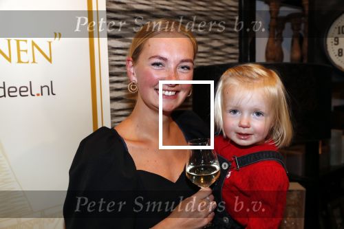 Noordwijk 13 decemnber 2019
Martien Meiland, moeder Erica, dochter Maxime, kleindochter Claire en dochter Montana tijdens de presentatie van de nieuwe wijncollectie van de familie Meiland. De bekende tv-familie brengt drie wijnen uit, onder de naam La Famille Meiland