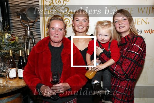 Noordwijk 13 decemnber 2019
Martien Meiland, moeder Erica, dochter Maxime, kleindochter Claire en dochter Montana tijdens de presentatie van de nieuwe wijncollectie van de familie Meiland. De bekende tv-familie brengt drie wijnen uit, onder de naam La Famille Meiland