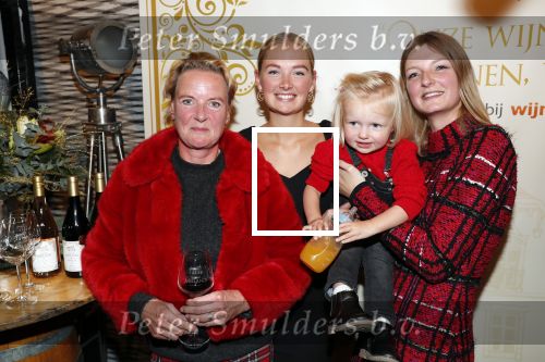 Noordwijk 13 decemnber 2019
Martien Meiland, moeder Erica, dochter Maxime, kleindochter Claire en dochter Montana tijdens de presentatie van de nieuwe wijncollectie van de familie Meiland. De bekende tv-familie brengt drie wijnen uit, onder de naam La Famille Meiland