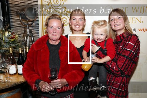 Noordwijk 13 decemnber 2019
Martien Meiland, moeder Erica, dochter Maxime, kleindochter Claire en dochter Montana tijdens de presentatie van de nieuwe wijncollectie van de familie Meiland. De bekende tv-familie brengt drie wijnen uit, onder de naam La Famille Meiland