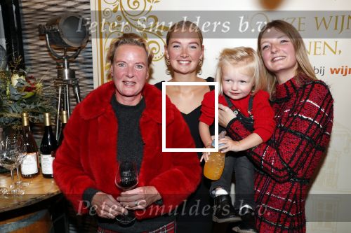 Noordwijk 13 decemnber 2019
Martien Meiland, moeder Erica, dochter Maxime, kleindochter Claire en dochter Montana tijdens de presentatie van de nieuwe wijncollectie van de familie Meiland. De bekende tv-familie brengt drie wijnen uit, onder de naam La Famille Meiland