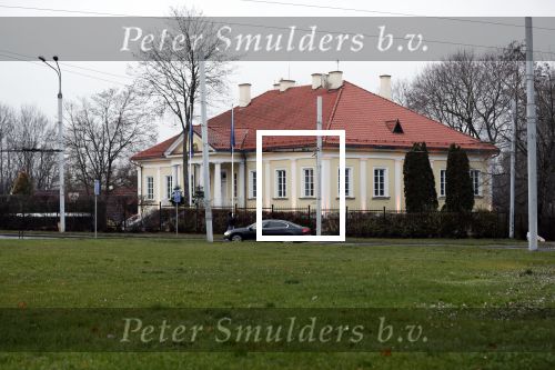 Vilnius 7 december 2019
Bonnie Horbach gaat met haar dochter tennissen. Bonnie is de Nederlandse ambassadeur in Vilnius in Litouwen . Je hebt daar de ambassade en Bonnie woont in een groot huis in het park van Vilnius.