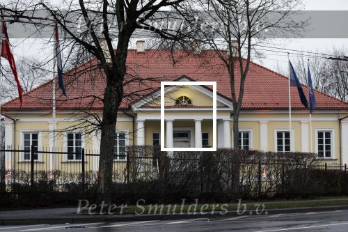 Vilnius 7 december 2019
Bonnie Horbach gaat met haar dochter tennissen. Bonnie is de Nederlandse ambassadeur in Vilnius in Litouwen . Je hebt daar de ambassade en Bonnie woont in een groot huis in het park van Vilnius.