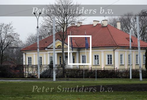 Vilnius 7 december 2019
Bonnie Horbach gaat met haar dochter tennissen. Bonnie is de Nederlandse ambassadeur in Vilnius in Litouwen . Je hebt daar de ambassade en Bonnie woont in een groot huis in het park van Vilnius.