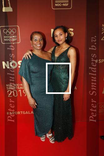 Amsterdam 18 december 2019
Sportman/ sportvrouw van het jaar gala in AFAS live ( Sportgala)
nelli Cooman kwam met dochter en schoonzoon