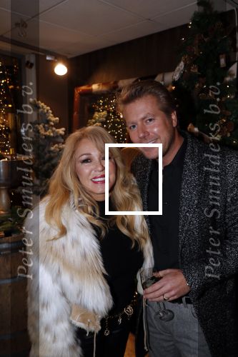 Noordwijk 13 decemnber 2019
Martien Meiland, moeder Erica, dochter Maxime, kleindochter Claire en dochter Montana tijdens de presentatie van de nieuwe wijncollectie van de familie Meiland. De bekende tv-familie brengt drie wijnen uit, onder de naam La Famille Meiland. Patricia Paay kwam met haar man Robert Hinfelaar