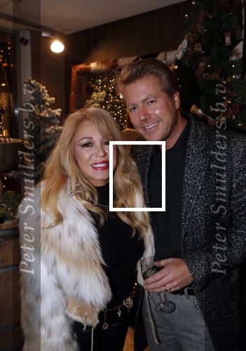 Noordwijk 13 decemnber 2019
Martien Meiland, moeder Erica, dochter Maxime, kleindochter Claire en dochter Montana tijdens de presentatie van de nieuwe wijncollectie van de familie Meiland. De bekende tv-familie brengt drie wijnen uit, onder de naam La Famille Meiland. Patricia Paay kwam met haar man Robert Hinfelaar