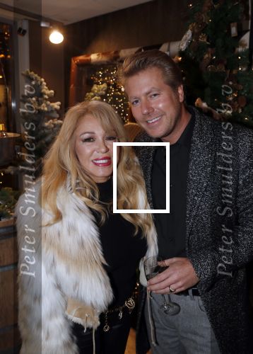 Noordwijk 13 decemnber 2019
Martien Meiland, moeder Erica, dochter Maxime, kleindochter Claire en dochter Montana tijdens de presentatie van de nieuwe wijncollectie van de familie Meiland. De bekende tv-familie brengt drie wijnen uit, onder de naam La Famille Meiland. Patricia Paay kwam met haar man Robert Hinfelaar
