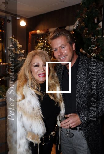 Noordwijk 13 decemnber 2019
Martien Meiland, moeder Erica, dochter Maxime, kleindochter Claire en dochter Montana tijdens de presentatie van de nieuwe wijncollectie van de familie Meiland. De bekende tv-familie brengt drie wijnen uit, onder de naam La Famille Meiland. Patricia Paay kwam met haar man Robert Hinfelaar