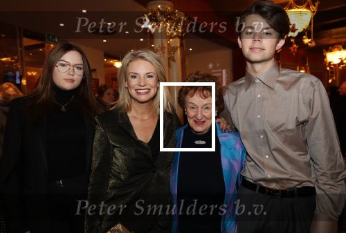 Amsterdam 19 december 2019
Premiere kerstcircus in Carre. Pernille la Lau met moeder en haar kinderen