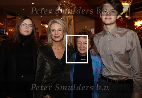Amsterdam 19 december 2019
Premiere kerstcircus in Carre. Pernille la Lau met moeder en haar kinderen