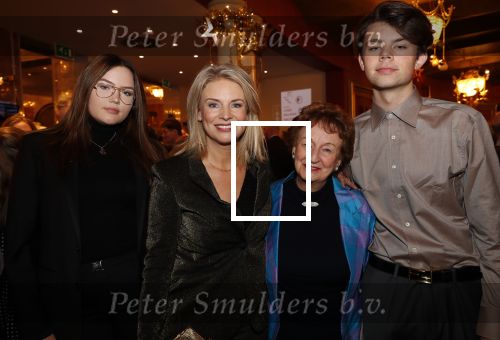 Amsterdam 19 december 2019
Premiere kerstcircus in Carre. Pernille la Lau met moeder en haar kinderen