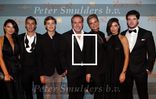 Amsterdam 9 december 2019
Premiere huisvrouwen bestaan niet deel II in tuschinski. Rick Engelkes met zijn vriendin Marie Claire Noorlander en hun kinderen