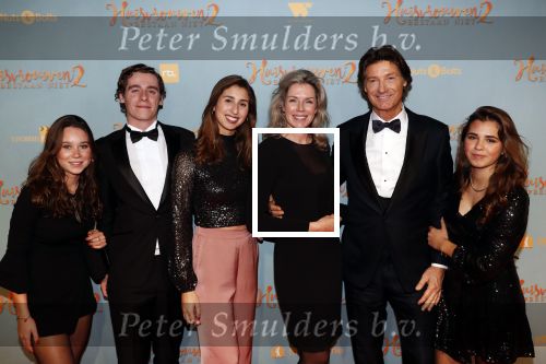 Amsterdam 9 december 2019
Premiere huisvrouwen bestaan niet deel II in tuschinski. Rick Engelkes met zijn vriendin Marie Claire Noorlander en hun kinderen