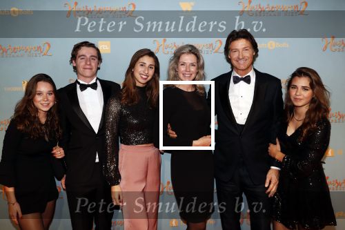 Amsterdam 9 december 2019
Premiere huisvrouwen bestaan niet deel II in tuschinski. Rick Engelkes met zijn vriendin Marie Claire Noorlander en hun kinderen