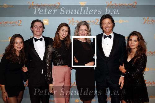 Amsterdam 9 december 2019
Premiere huisvrouwen bestaan niet deel II in tuschinski. Rick Engelkes met zijn vriendin Marie Claire Noorlander en hun kinderen