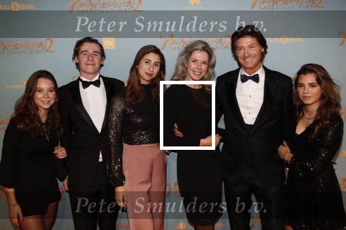 Amsterdam 9 december 2019
Premiere huisvrouwen bestaan niet deel II in tuschinski. Rick Engelkes met zijn vriendin Marie Claire Noorlander en hun kinderen