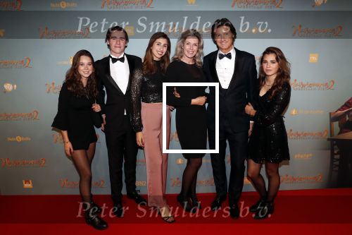Amsterdam 9 december 2019
Premiere huisvrouwen bestaan niet deel II in tuschinski. Rick Engelkes met zijn vriendin Marie Claire Noorlander en hun kinderen
