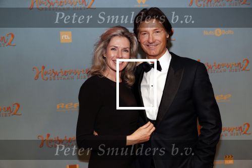 Amsterdam 9 december 2019
Premiere huisvrouwen bestaan niet deel II in tuschinski. Rick Engelkes met zijn vriendin Marie Claire Noorlander en hun kinderen