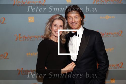 Amsterdam 9 december 2019
Premiere huisvrouwen bestaan niet deel II in tuschinski. Rick Engelkes met zijn vriendin Marie Claire Noorlander en hun kinderen