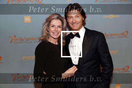 Amsterdam 9 december 2019
Premiere huisvrouwen bestaan niet deel II in tuschinski. Rick Engelkes met zijn vriendin Marie Claire Noorlander en hun kinderen