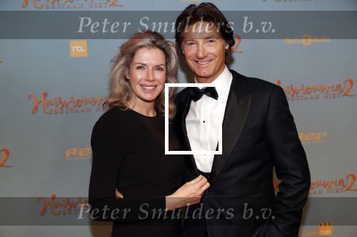Amsterdam 9 december 2019
Premiere huisvrouwen bestaan niet deel II in tuschinski. Rick Engelkes met zijn vriendin Marie Claire Noorlander en hun kinderen