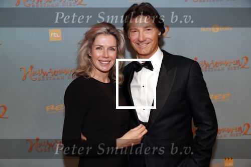 Amsterdam 9 december 2019
Premiere huisvrouwen bestaan niet deel II in tuschinski. Rick Engelkes met zijn vriendin Marie Claire Noorlander en hun kinderen