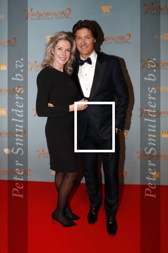 Amsterdam 9 december 2019
Premiere huisvrouwen bestaan niet deel II in tuschinski. Rick Engelkes met zijn vriendin Marie Claire Noorlander en hun kinderen
