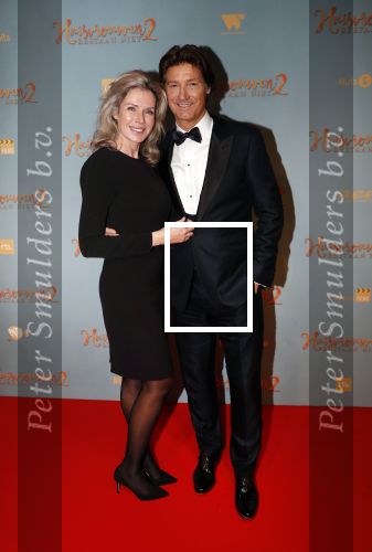 Amsterdam 9 december 2019
Premiere huisvrouwen bestaan niet deel II in tuschinski. Rick Engelkes met zijn vriendin Marie Claire Noorlander en hun kinderen