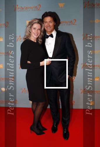 Amsterdam 9 december 2019
Premiere huisvrouwen bestaan niet deel II in tuschinski. Rick Engelkes met zijn vriendin Marie Claire Noorlander en hun kinderen