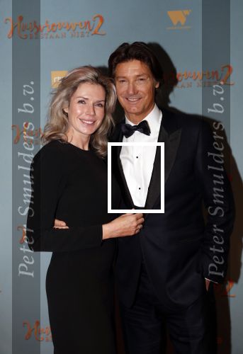 Amsterdam 9 december 2019
Premiere huisvrouwen bestaan niet deel II in tuschinski. Rick Engelkes met zijn vriendin Marie Claire Noorlander en hun kinderen