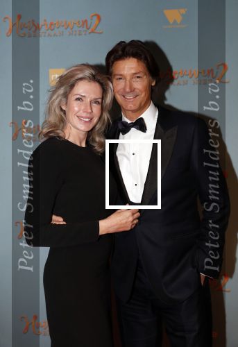 Amsterdam 9 december 2019
Premiere huisvrouwen bestaan niet deel II in tuschinski. Rick Engelkes met zijn vriendin Marie Claire Noorlander en hun kinderen