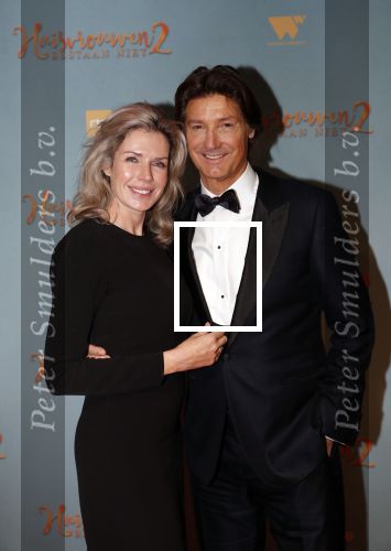 Amsterdam 9 december 2019
Premiere huisvrouwen bestaan niet deel II in tuschinski. Rick Engelkes met zijn vriendin Marie Claire Noorlander en hun kinderen