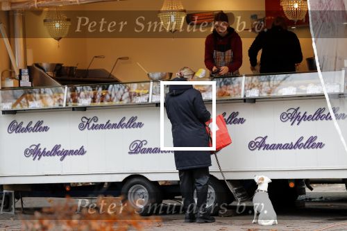 Amsterdam 14 december 2019
Saskia Noort aan het winkelen met haar hondje . Ze koopt oa oliebollen.