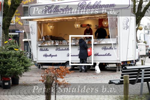 Amsterdam 14 december 2019
Saskia Noort aan het winkelen met haar hondje . Ze koopt oa oliebollen.