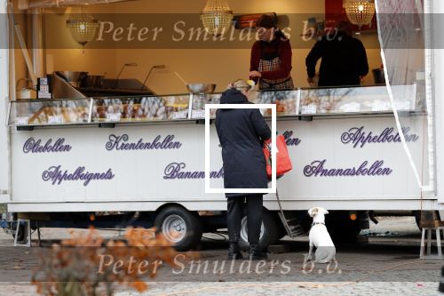 Amsterdam 14 december 2019
Saskia Noort aan het winkelen met haar hondje . Ze koopt oa oliebollen.