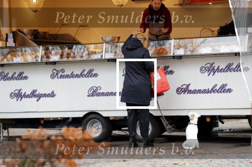 Amsterdam 14 december 2019
Saskia Noort aan het winkelen met haar hondje . Ze koopt oa oliebollen.