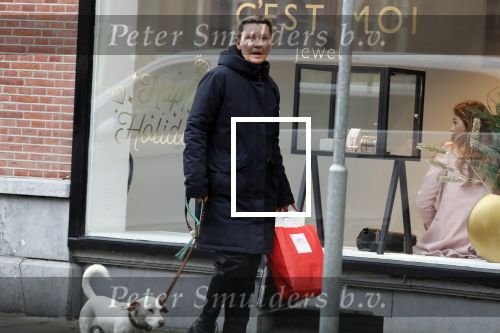 Amsterdam 14 december 2019
Saskia Noort aan het winkelen met haar hondje . Ze koopt oa oliebollen.