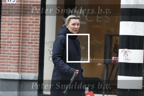 Amsterdam 14 december 2019
Saskia Noort aan het winkelen met haar hondje . Ze koopt oa oliebollen.