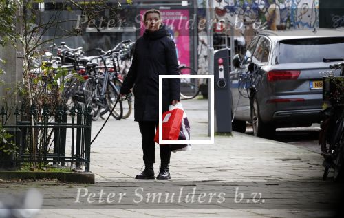 Amsterdam 14 december 2019
Saskia Noort aan het winkelen met haar hondje . Ze koopt oa oliebollen.