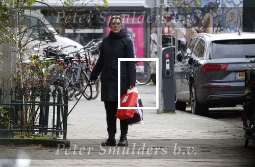 Amsterdam 14 december 2019
Saskia Noort aan het winkelen met haar hondje . Ze koopt oa oliebollen.