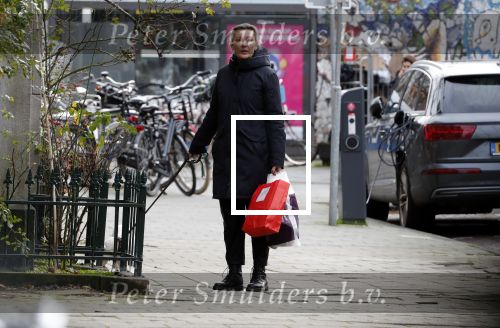 Amsterdam 14 december 2019
Saskia Noort aan het winkelen met haar hondje . Ze koopt oa oliebollen.