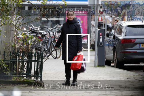 Amsterdam 14 december 2019
Saskia Noort aan het winkelen met haar hondje . Ze koopt oa oliebollen.