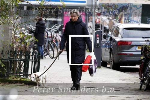 Amsterdam 14 december 2019
Saskia Noort aan het winkelen met haar hondje . Ze koopt oa oliebollen.